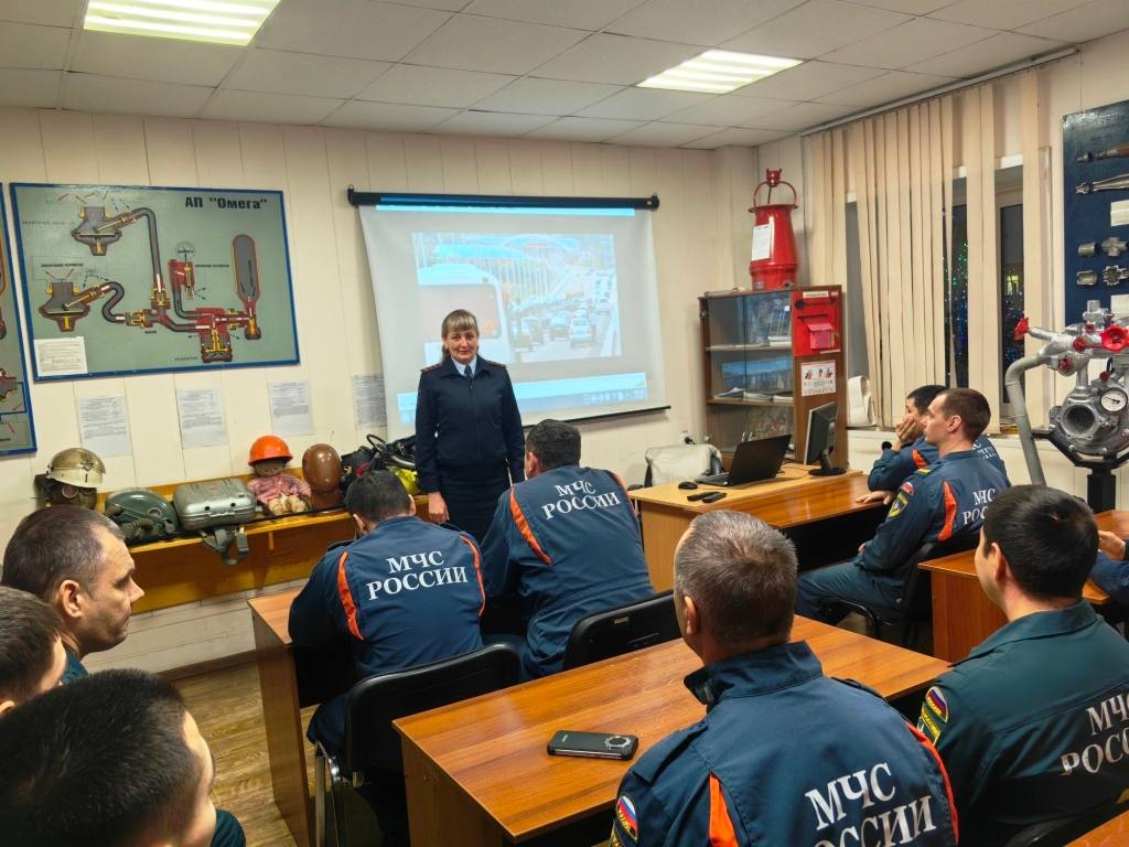 Автоинспекторы проводят профилактические по ПДД беседы в организациях города Автоинспекторы проводят профилактические по ПДД беседы в организациях города