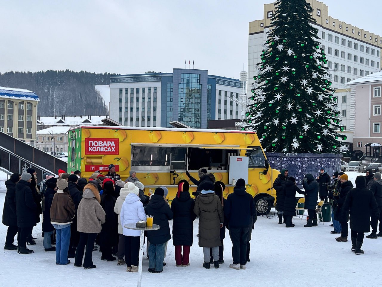 В Горно-Алтайске проходят съемки программы «Повара на колесах» для Первого канала с дегустацией приготовленных блюд из местных продуктов В Горно-Алтайске проходят съемки программы «Повара на колесах» для Первого канала с дегустацией приготовленных блюд из местных продуктов
