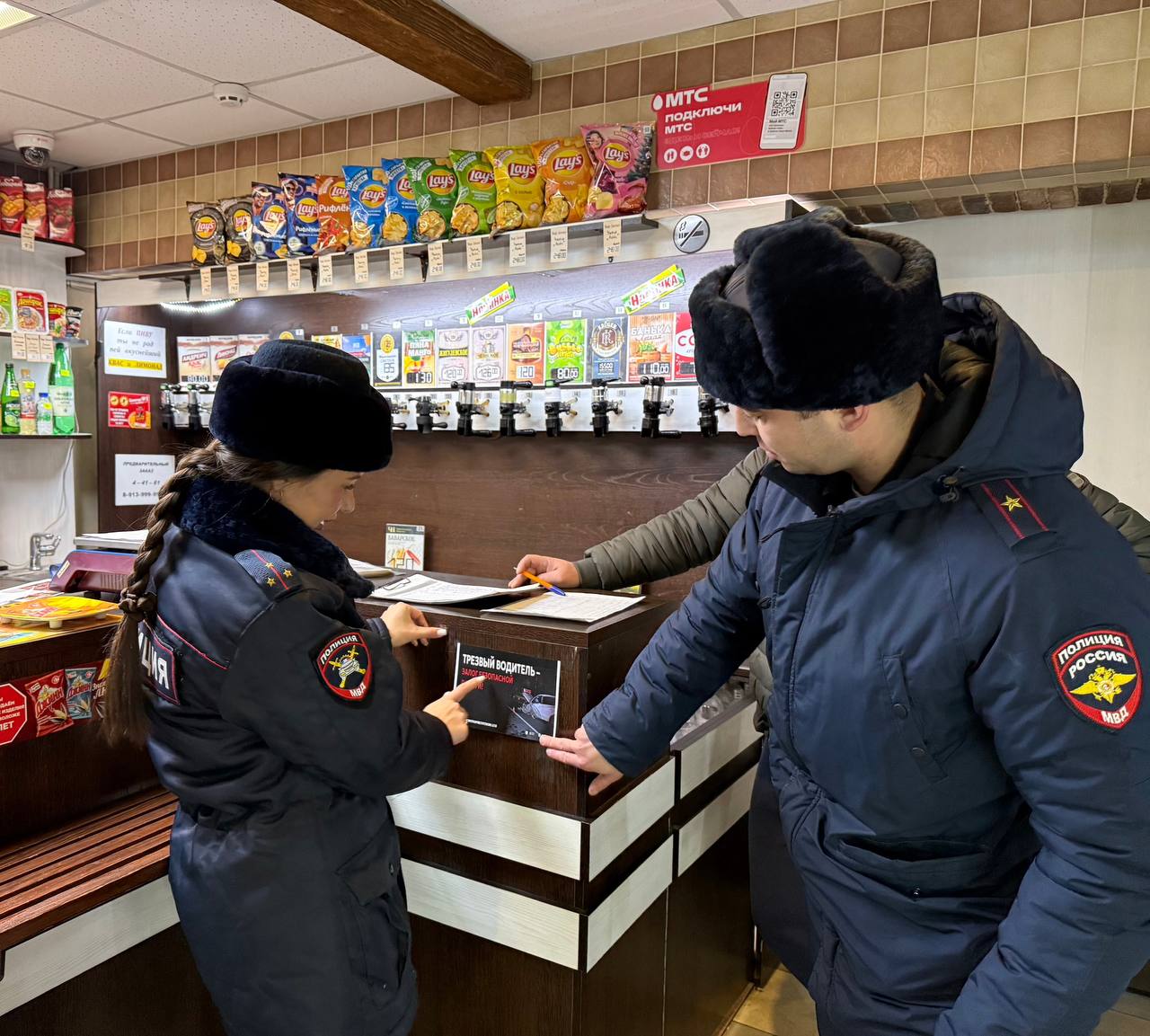 Госавтоинспекторы провели профилактические беседы с посетителями пивнушек Госавтоинспекторы провели профилактические беседы с посетителями пивнушек