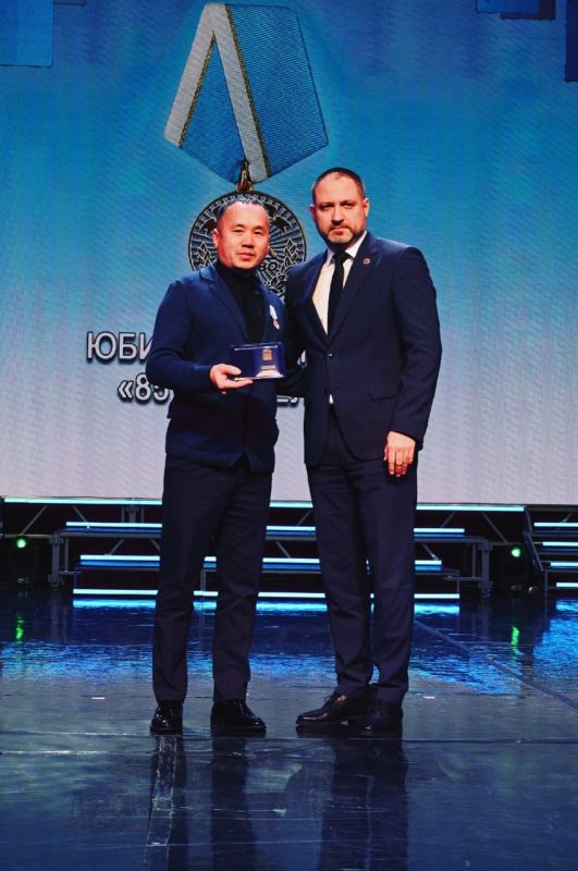 Этномузыкант Анчы Кудачин из села Яконур Усть-Канского района Республики Алтай на торжественном мероприятии награжден медалью «85 лет Белово»