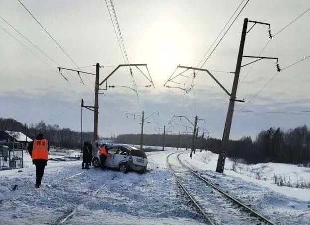 Два человека погибли при столкновении грузового поезда и легкового автомобиля на железнодорожном переезде у станции Луговское в Алтайском крае, сообщили в управлении на транспорте МВД России по СФО