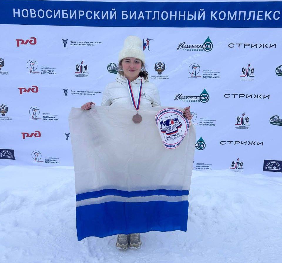 Екатерина Белякова из Горно-Алтайска вновь на пьедестале - в заключительный гонке международного турнира памяти Маматова по биатлону на 7,5 км она вновь, как и до этого в спринте, завоевала бронзовую медаль