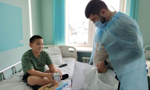 "Единая Россия" Республики Алтай подарила радость маленьким пациентам в рамках акции "Коробка храбрости"