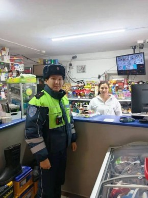 В Улаганском районе сотрудники Госавтоинспекции напомнили о дорожной безопасности посетителям автозаправочных станций