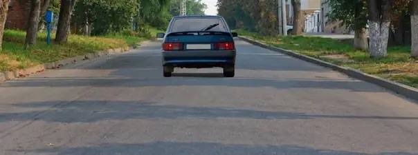 Соответствуют ли действия водителя Правилам, если он движется посередине дороги?