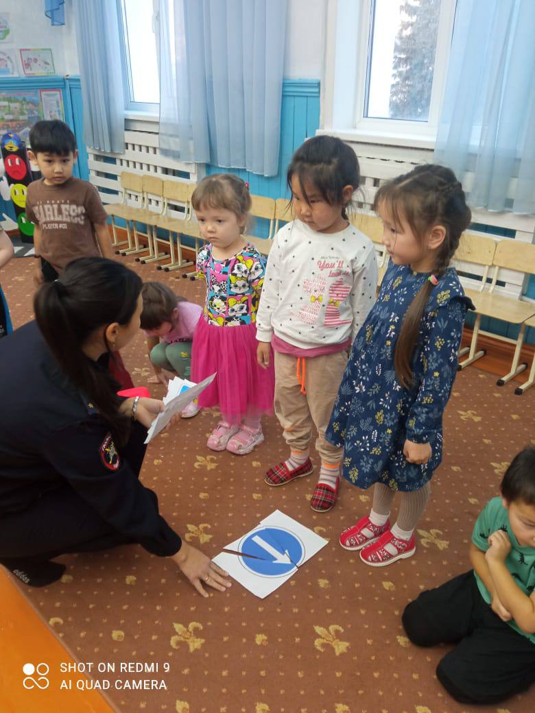 Сотрудники Госавтоинспекции провели мероприятие по ПДД в детском саду «Веселый Городок» Онгудайского района Сотрудники Госавтоинспекции провели мероприятие по ПДД в детском саду «Веселый Городок» Онгудайского района