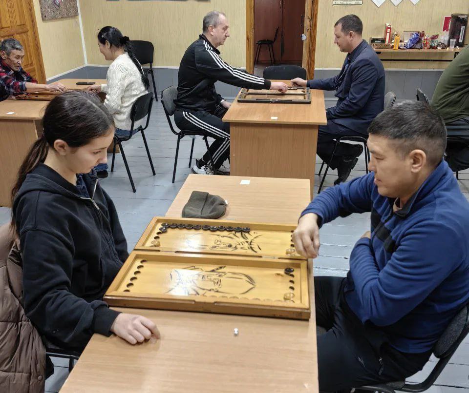 Благотворительный турнир по нардам в поддержку участников СВО прошел в Чемале, сообщила администрация района Благотворительный турнир по нардам в поддержку участников СВО прошел в Чемале, сообщила администрация района