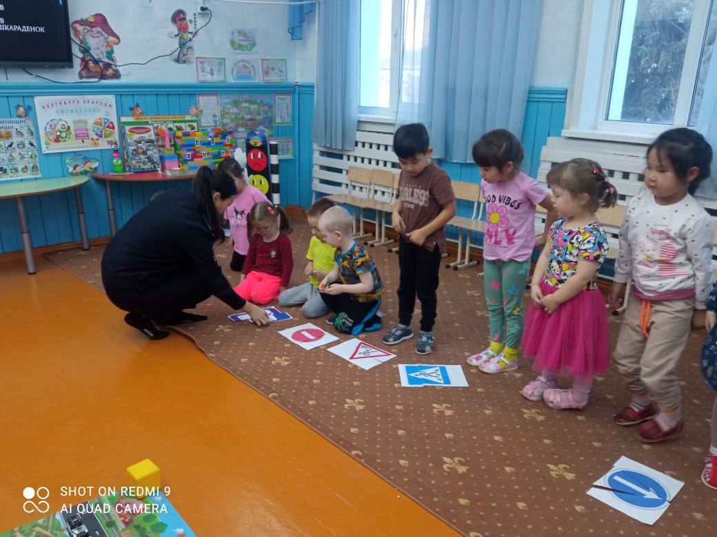 Сотрудники Госавтоинспекции провели мероприятие по ПДД в детском саду «Веселый Городок» Онгудайского района Сотрудники Госавтоинспекции провели мероприятие по ПДД в детском саду «Веселый Городок» Онгудайского района