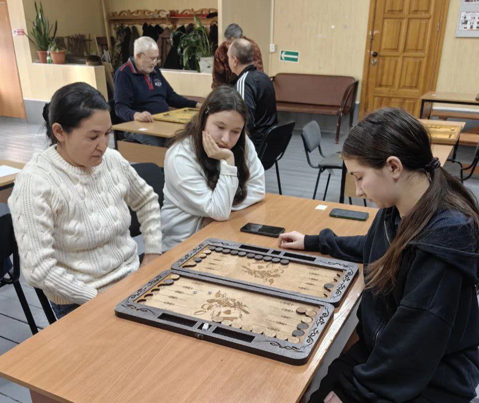Благотворительный турнир по нардам в поддержку участников СВО прошел в Чемале, сообщила администрация района Благотворительный турнир по нардам в поддержку участников СВО прошел в Чемале, сообщила администрация района