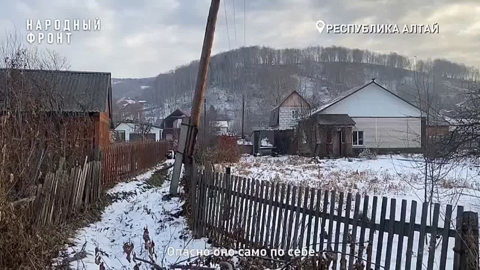 Уже девять месяцев жители села Кызыл-Озёк живут в страхе перед обрушением линии электропередач