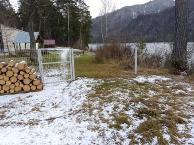По представлению Горно-Алтайского межрайонного природоохранного прокурора демонтировано ограждение в береговой полосе реки Катунь
