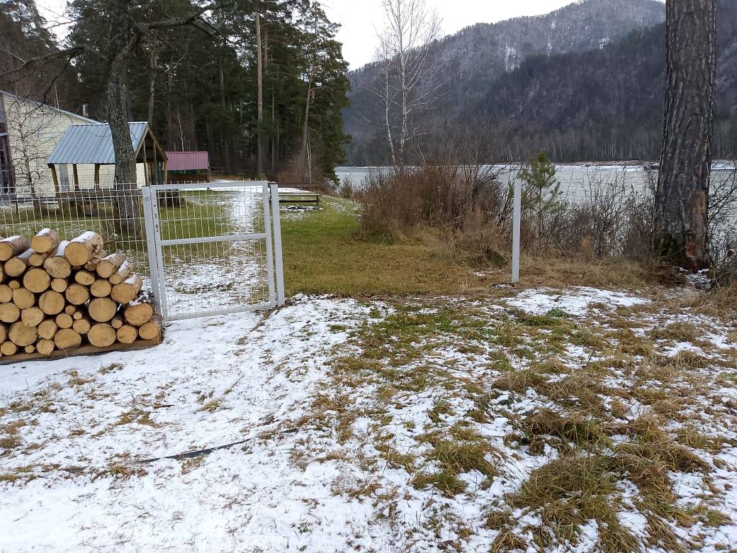 По представлению Горно-Алтайского межрайонного природоохранного прокурора демонтировано ограждение в береговой полосе реки Катунь