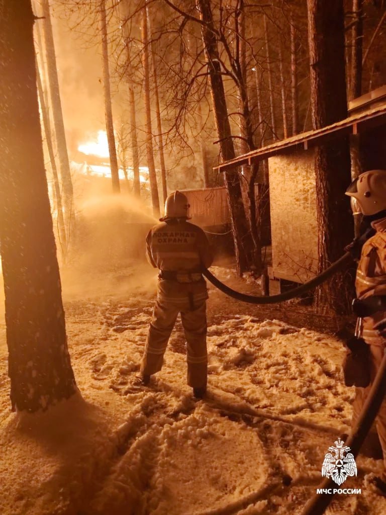 В Камлаке сгорело кафе «Лампа» на территории эко-отеля «Деревня Берендеевка» В Камлаке сгорело кафе «Лампа» на территории эко-отеля «Деревня Берендеевка»