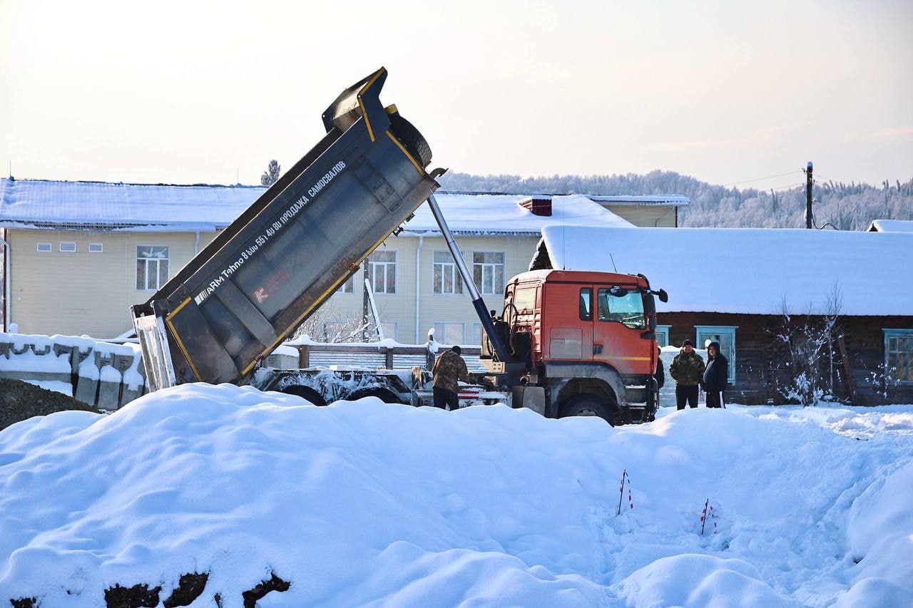 В селе Каракокша Чойского района строят новый детский сад, стройплощадку посетил глава региона Андрей Турчак В селе Каракокша Чойского района строят новый детский сад, стройплощадку посетил глава региона Андрей Турчак