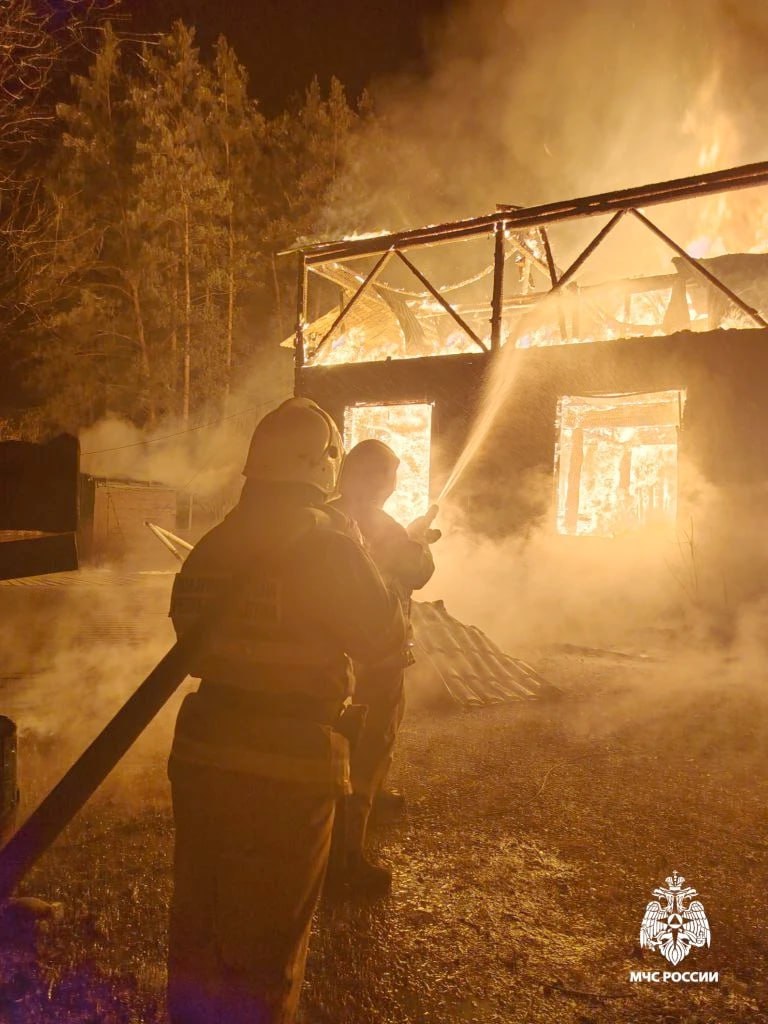 В Камлаке сгорело кафе «Лампа» на территории эко-отеля «Деревня Берендеевка» В Камлаке сгорело кафе «Лампа» на территории эко-отеля «Деревня Берендеевка»