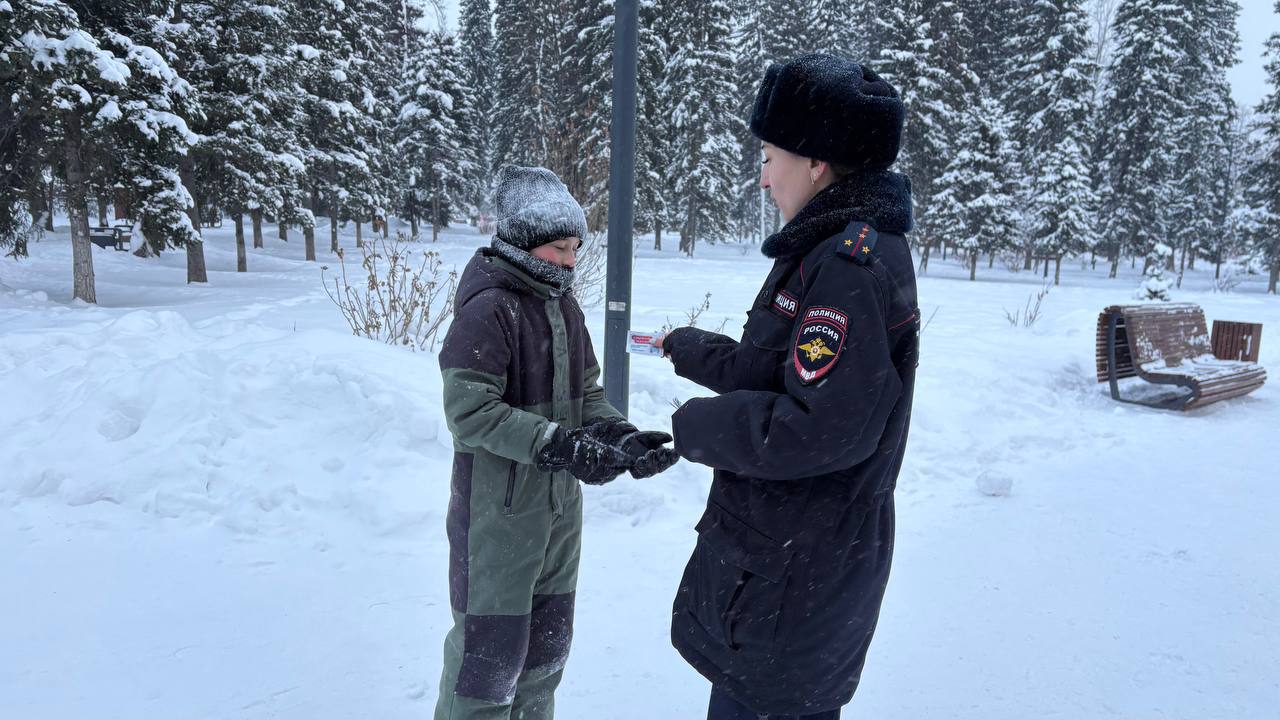 Акция «Встречаем зиму по правилам!» прошла на центральной площади города Акция «Встречаем зиму по правилам!» прошла на центральной площади города