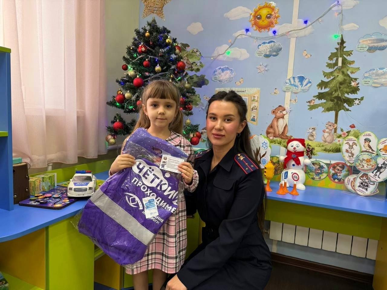 Сотрудники Госавтоинспекции провели мероприятие по ПДД в детском саду «Солнышко» г. Горно-Алтайска Сотрудники Госавтоинспекции провели мероприятие по ПДД в детском саду «Солнышко» г. Горно-Алтайска