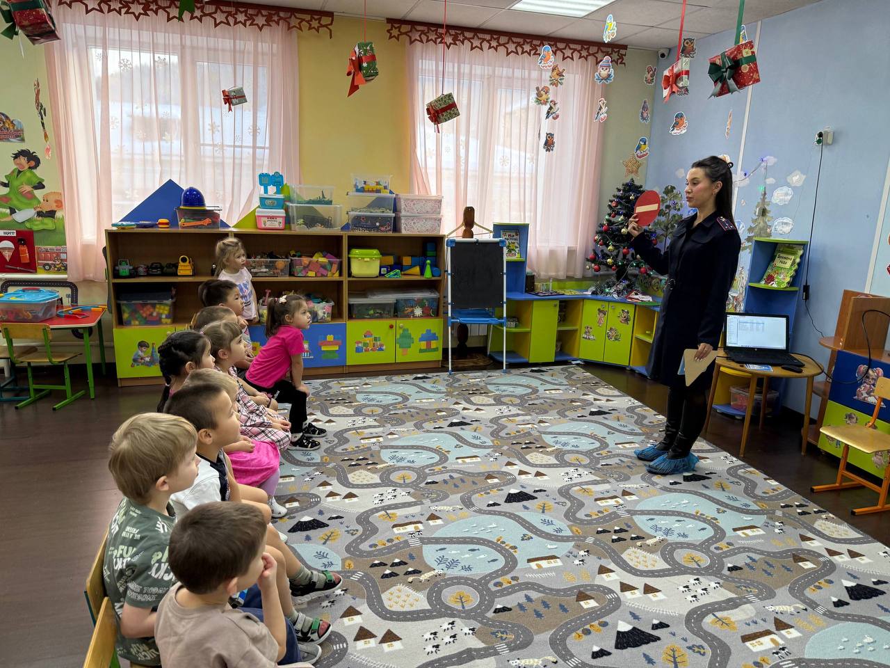 Сотрудники Госавтоинспекции провели мероприятие по ПДД в детском саду «Солнышко» г. Горно-Алтайска Сотрудники Госавтоинспекции провели мероприятие по ПДД в детском саду «Солнышко» г. Горно-Алтайска