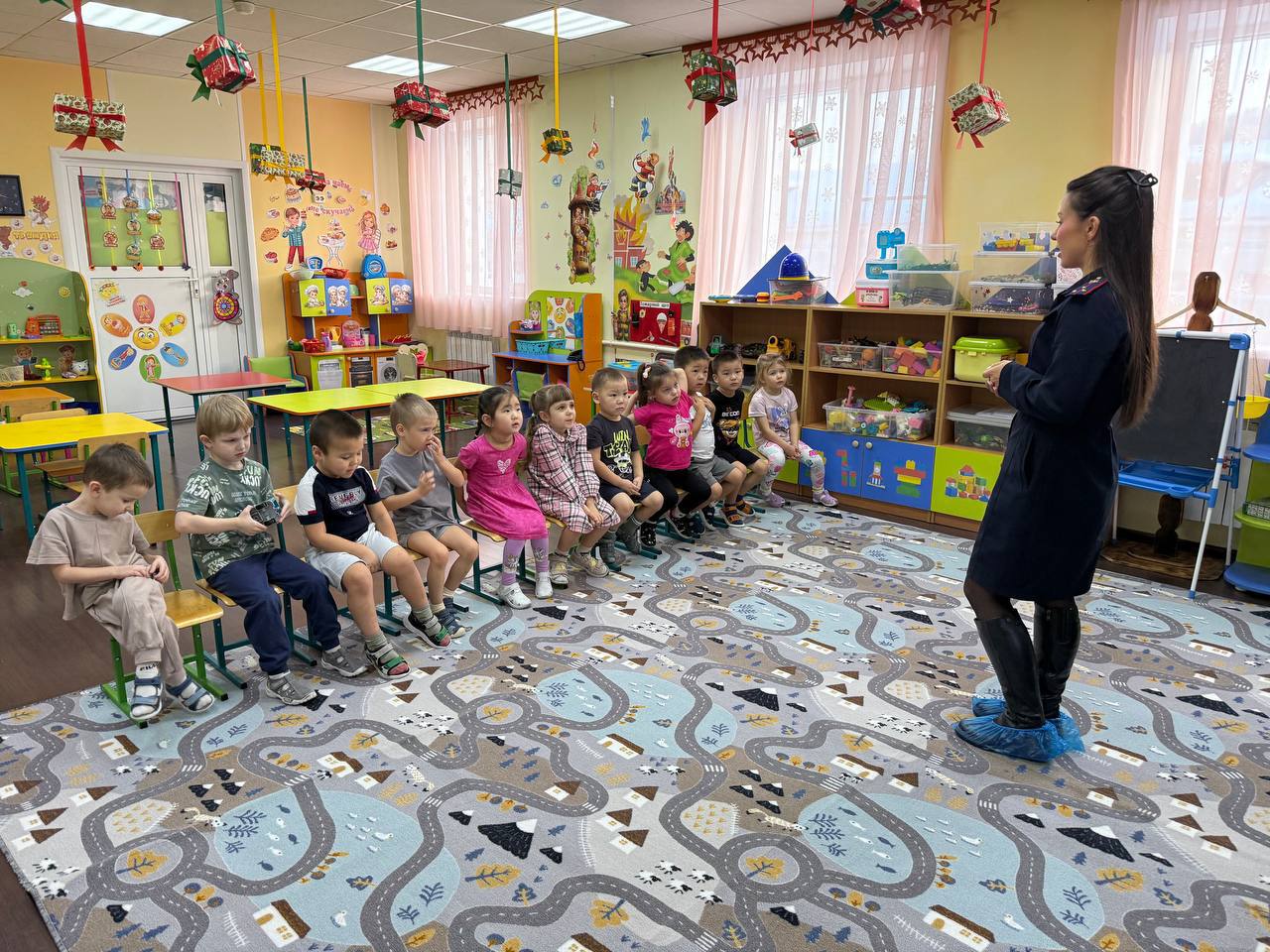 Сотрудники Госавтоинспекции провели мероприятие по ПДД в детском саду «Солнышко» г. Горно-Алтайска Сотрудники Госавтоинспекции провели мероприятие по ПДД в детском саду «Солнышко» г. Горно-Алтайска