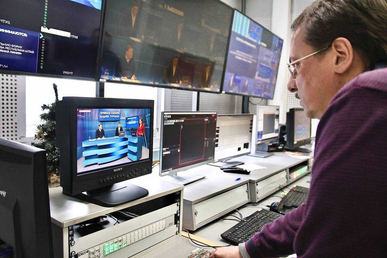 Глава Республики Алтай Андрей Турчак провёл сегодня очередную Прямую линию Глава Республики Алтай Андрей Турчак провёл сегодня очередную Прямую линию