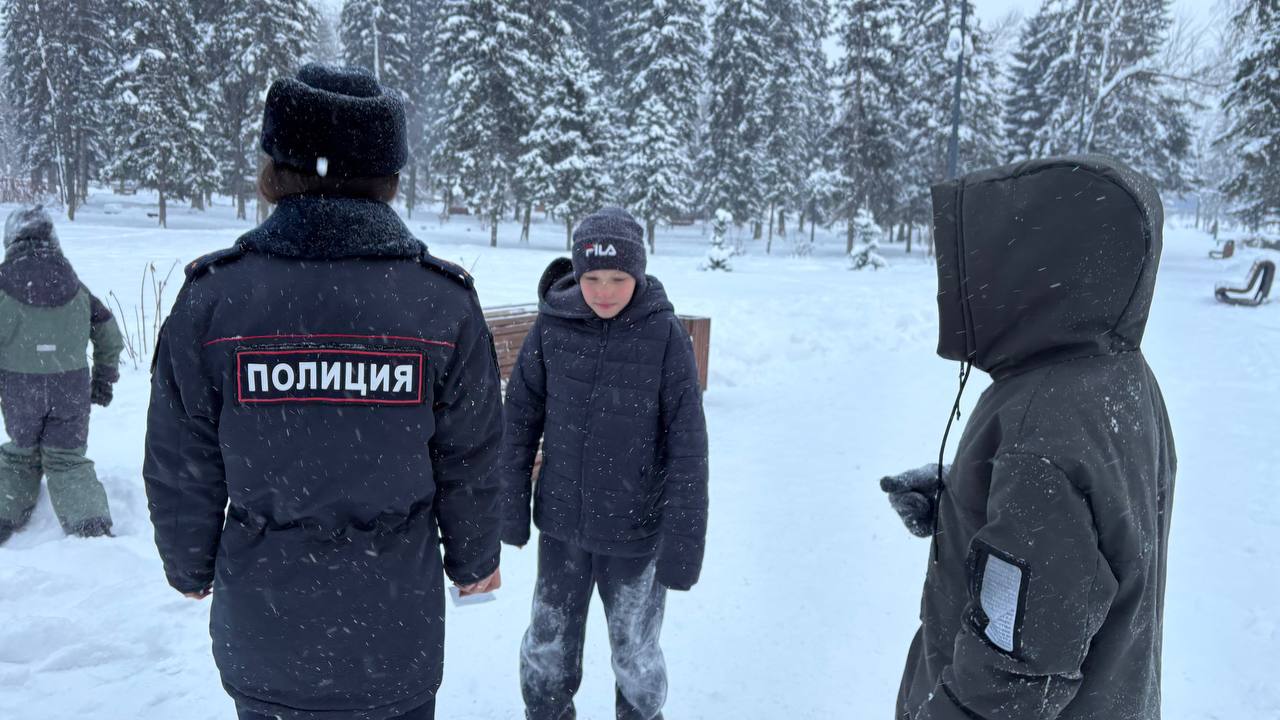 Акция «Встречаем зиму по правилам!» прошла на центральной площади города Акция «Встречаем зиму по правилам!» прошла на центральной площади города