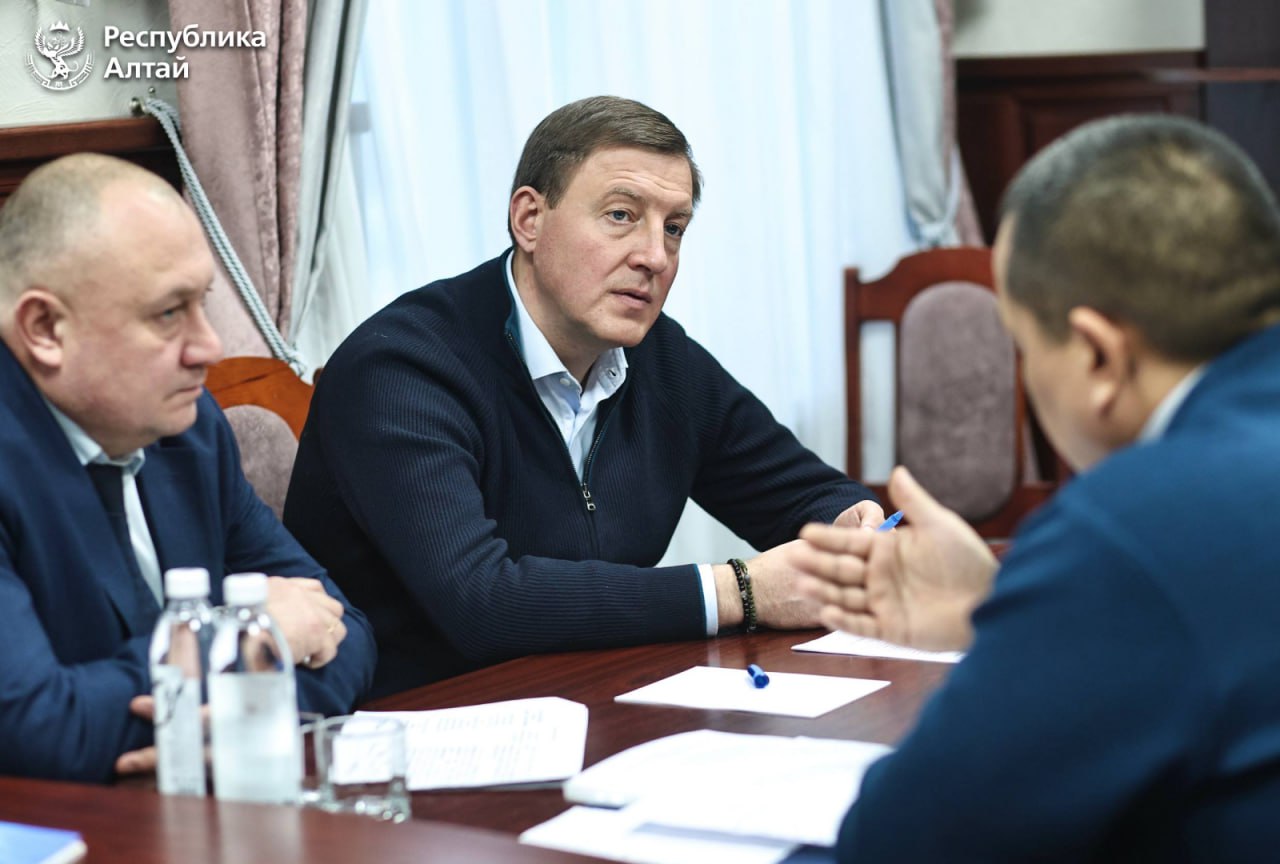 Рабочую поездку в Чойский район глава региона Андрей Турчак по традиции завершил личным приемом жителей Рабочую поездку в Чойский район глава региона Андрей Турчак по традиции завершил личным приемом жителей