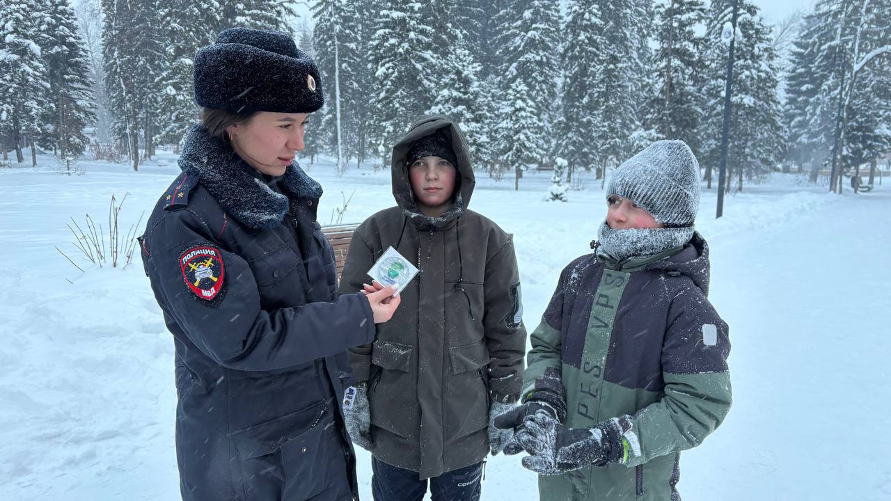 Акция «Встречаем зиму по правилам!» прошла на центральной площади города Акция «Встречаем зиму по правилам!» прошла на центральной площади города