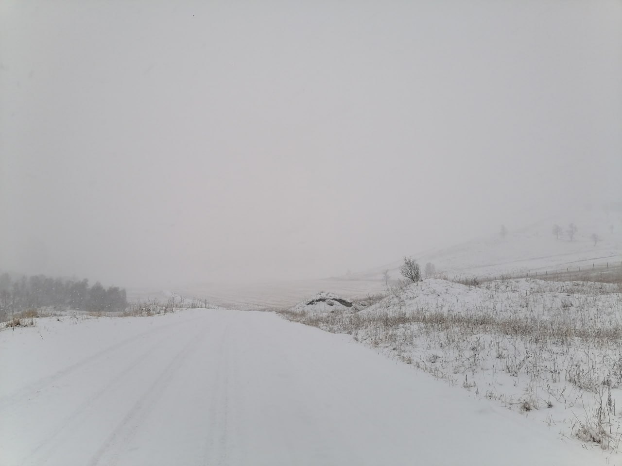 От подписчика. Кто ответит на вопрос «Почему не чистят дорогу в Мариинск»? Дорога востребована, по ней возят детей в школу, народ ездит в магазин, медпункт и т. д. в соседнее село! Осенью пустили грейдер, который так свою...