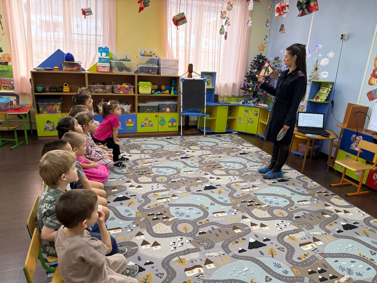 Сотрудники Госавтоинспекции провели мероприятие по ПДД в детском саду «Солнышко» г. Горно-Алтайска Сотрудники Госавтоинспекции провели мероприятие по ПДД в детском саду «Солнышко» г. Горно-Алтайска
