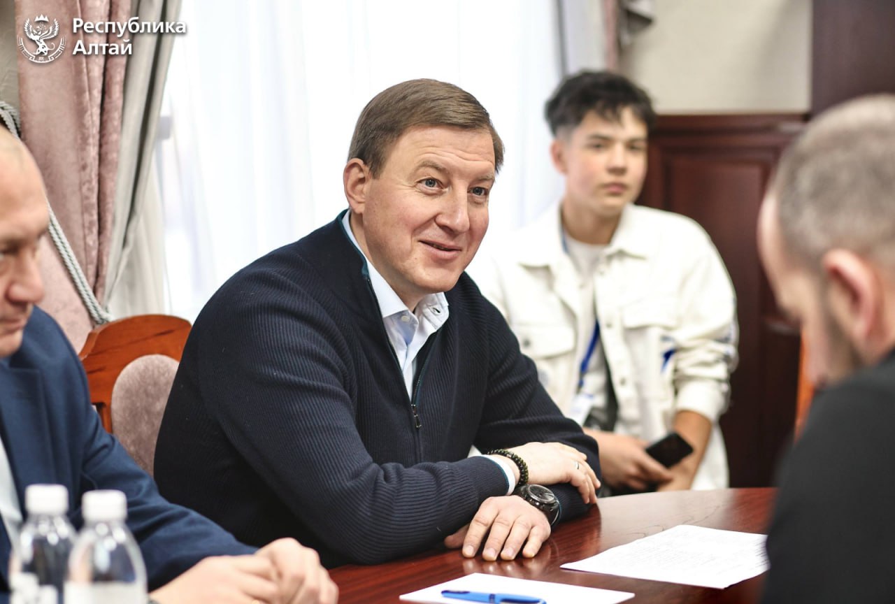 Рабочую поездку в Чойский район глава региона Андрей Турчак по традиции завершил личным приемом жителей Рабочую поездку в Чойский район глава региона Андрей Турчак по традиции завершил личным приемом жителей