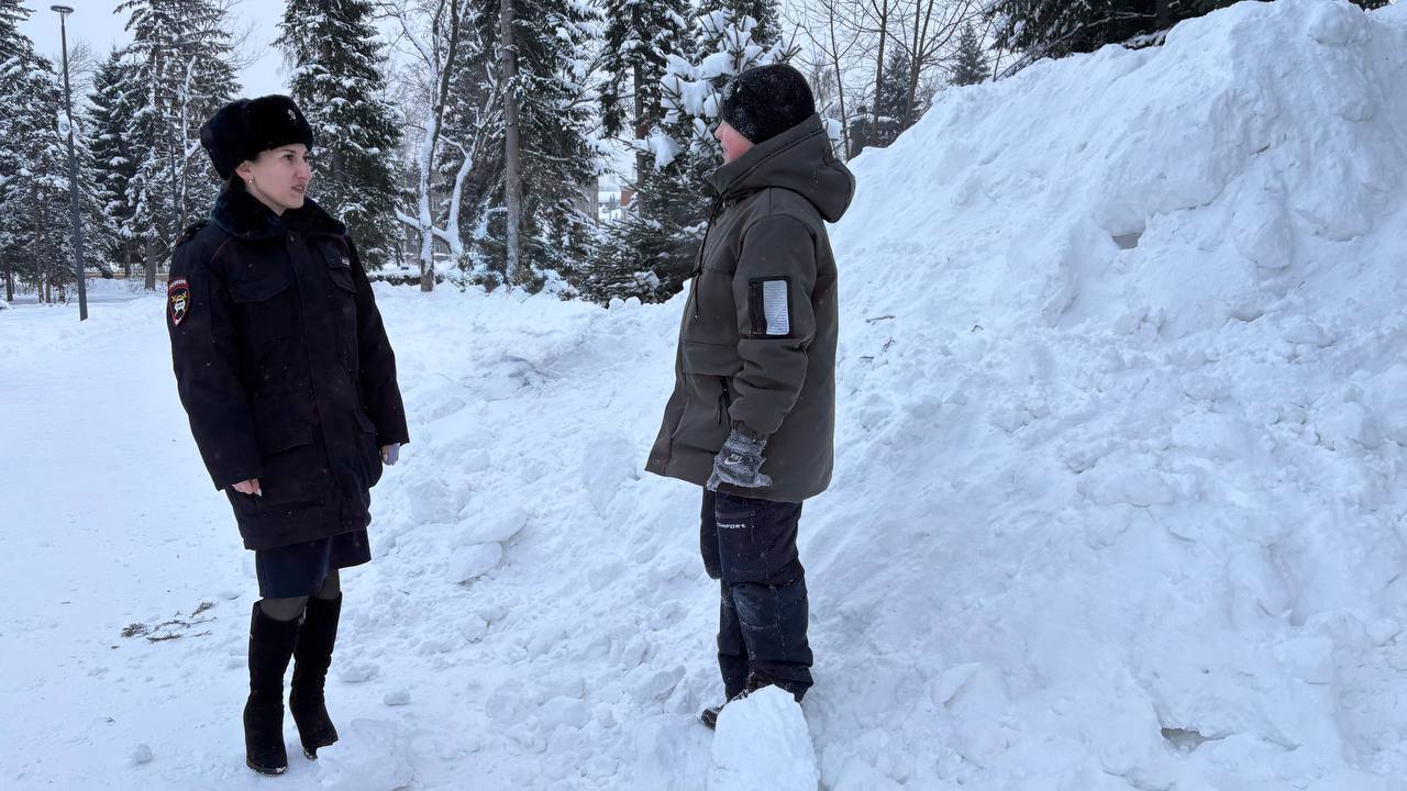 Акция «Встречаем зиму по правилам!» прошла на центральной площади города Акция «Встречаем зиму по правилам!» прошла на центральной площади города