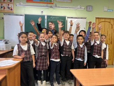 В преддверии Дня Конституции Российской Федерации Члены Молодёжной избирательной комиссии Республики Алтай совместно с Молодой Гвардией провели познавательную беседу для школьников Лицея №6 им.И.З. Шуклина г.Горно-Алтайска