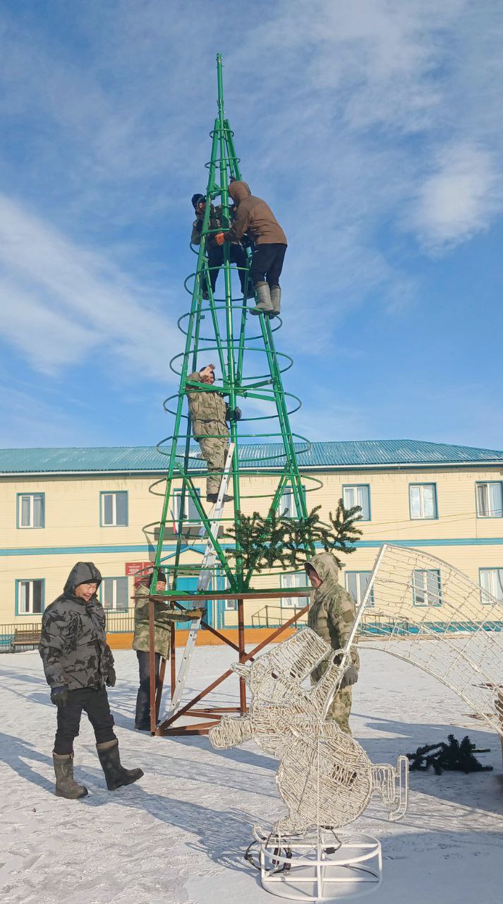 В Кош-Агаче сегодня начали установку главной районной новогодней елки