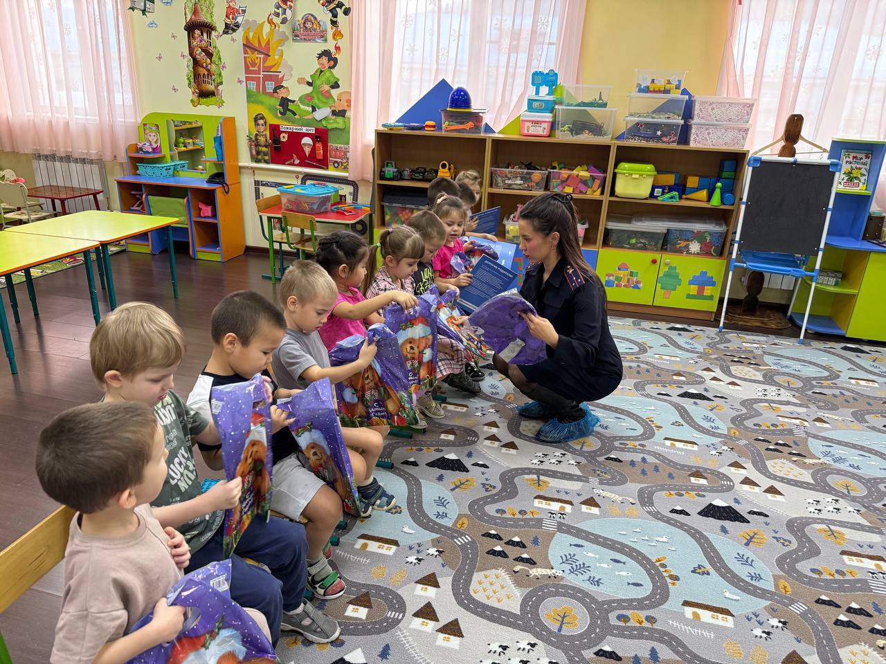 Сотрудники Госавтоинспекции провели мероприятие по ПДД в детском саду «Солнышко» г. Горно-Алтайска Сотрудники Госавтоинспекции провели мероприятие по ПДД в детском саду «Солнышко» г. Горно-Алтайска