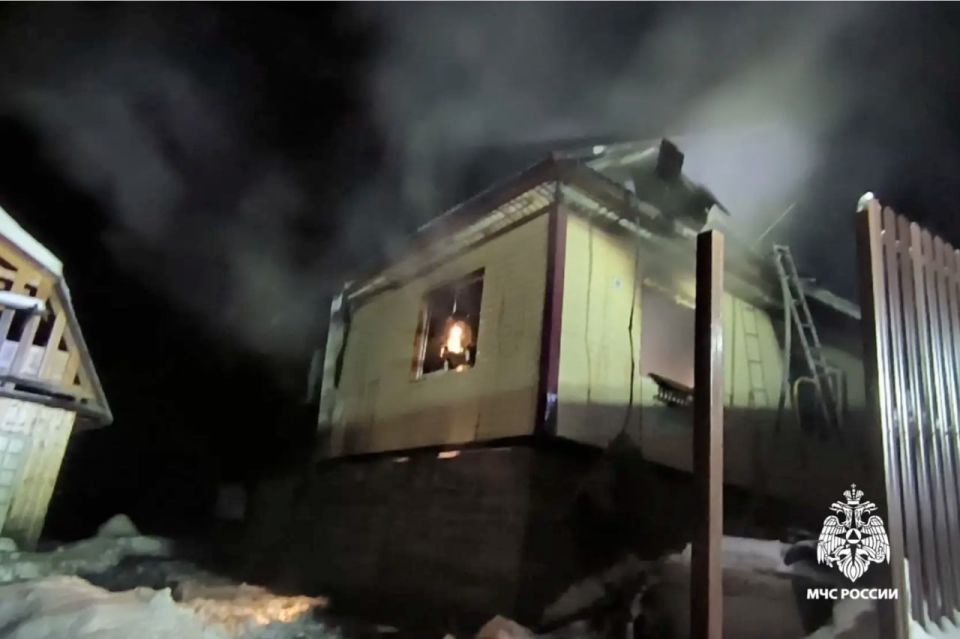 14-летний подросток пострадал на пожаре в Горно-Алтайске: он спасал из огня младших братьев