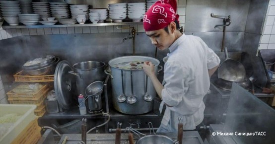 В Алтайском крае продлили запрет на работу иностранцев в 11 ключевых отраслях экономики на 2026 год