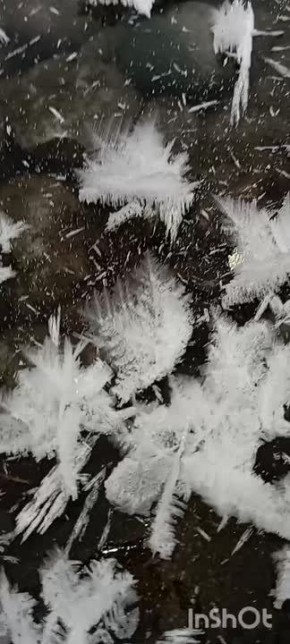 От подписчика. Зимняя р. Чемалка - это словно магия природы, застывшая на стекле