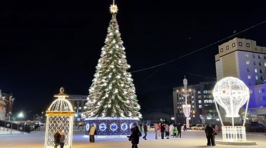 Вечерний Горно-Алтайск. На центральной площади празднично