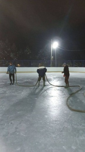 От подписчика. От всей души благодарим родителей за огромную помощь в заливке льда на хоккейной площадке с. Черга! Благодаря вашему труду наши ребята будут проводить больше времени на свежем воздухе, а не в гаджетах