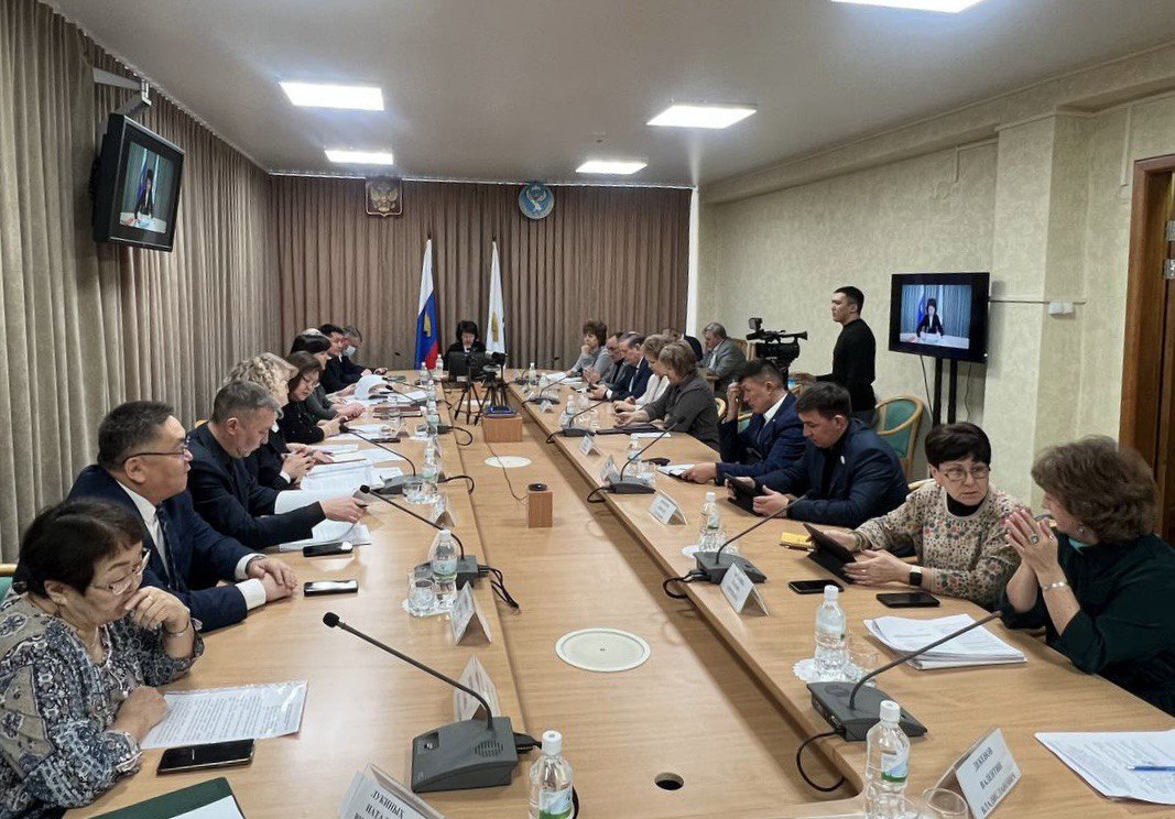 Началось заседание комитета по национальной политике, образованию, культуре, общественным объединениям и СМИ