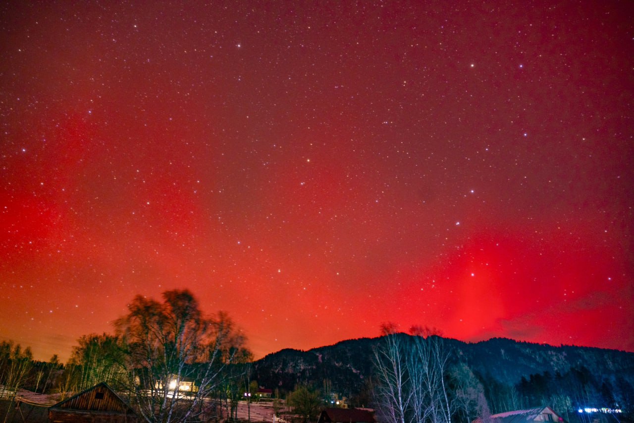 Кадры почти годичной давности – в ночь на 2 января 2025 года небо над Телецким озером удивило редким красным свечением Кадры почти годичной давности – в ночь на 2 января 2025 года небо над Телецким озером удивило редким красным свечением