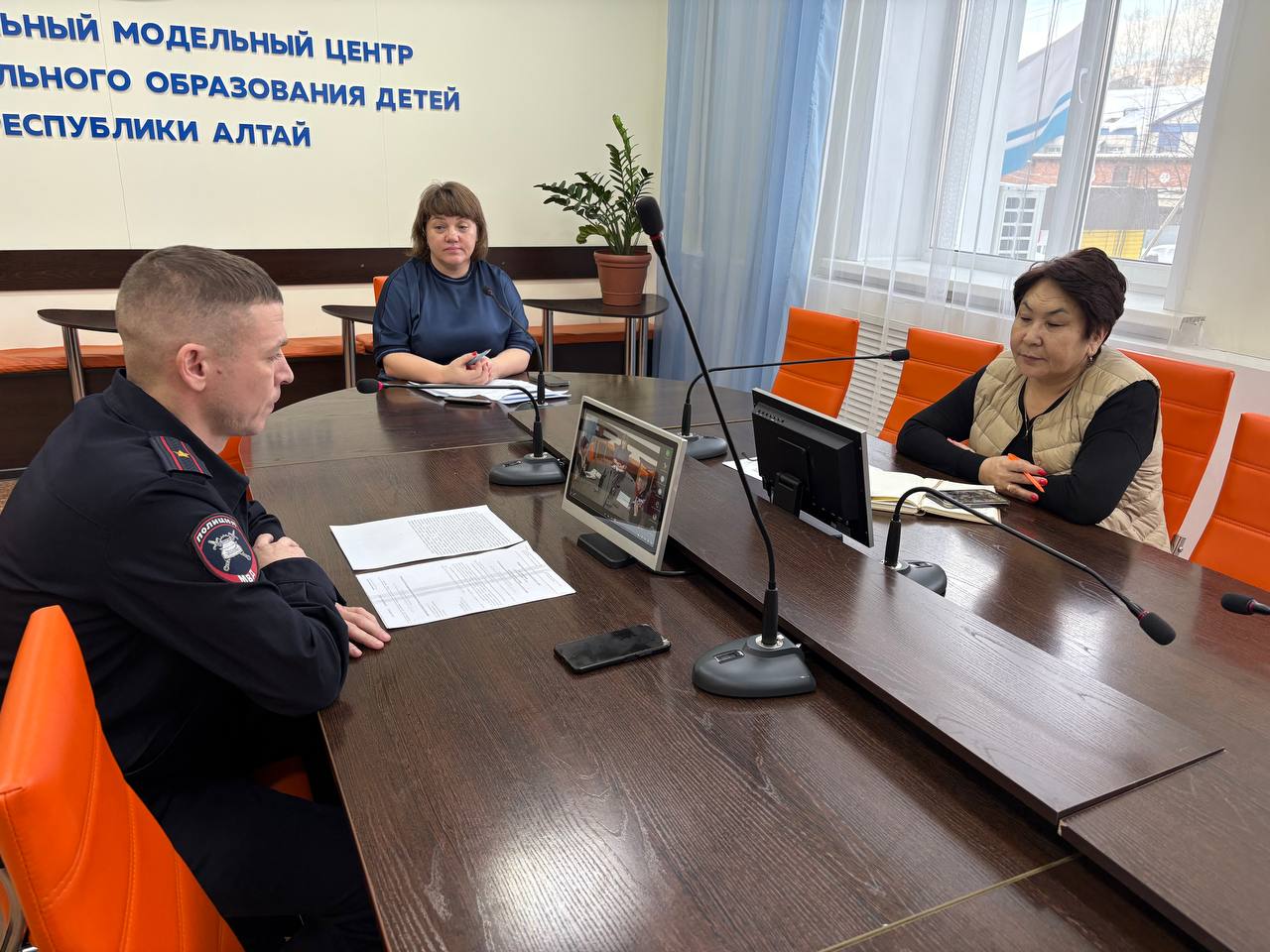 Сотрудники региональной Госавтоинспекции провели беседу с педагогами о безопасной перевозке детей Сотрудники региональной Госавтоинспекции провели беседу с педагогами о безопасной перевозке детей