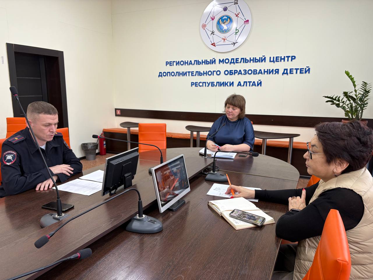 Сотрудники региональной Госавтоинспекции провели беседу с педагогами о безопасной перевозке детей Сотрудники региональной Госавтоинспекции провели беседу с педагогами о безопасной перевозке детей