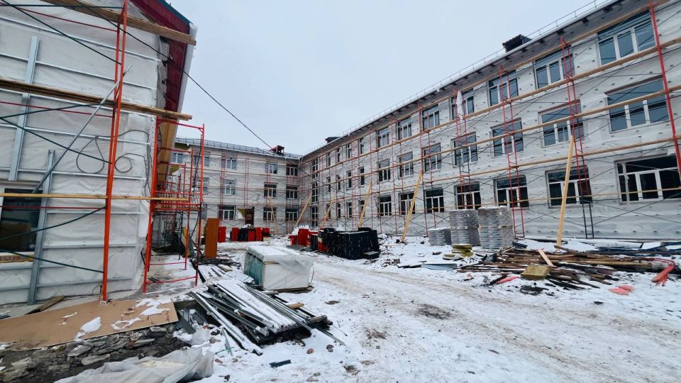Обновление школы в Шебалино: как идет капремонт, проверил партийный десант