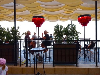 Очарование женщин за 50: как они наслаждаются бархатным сезоном у моря