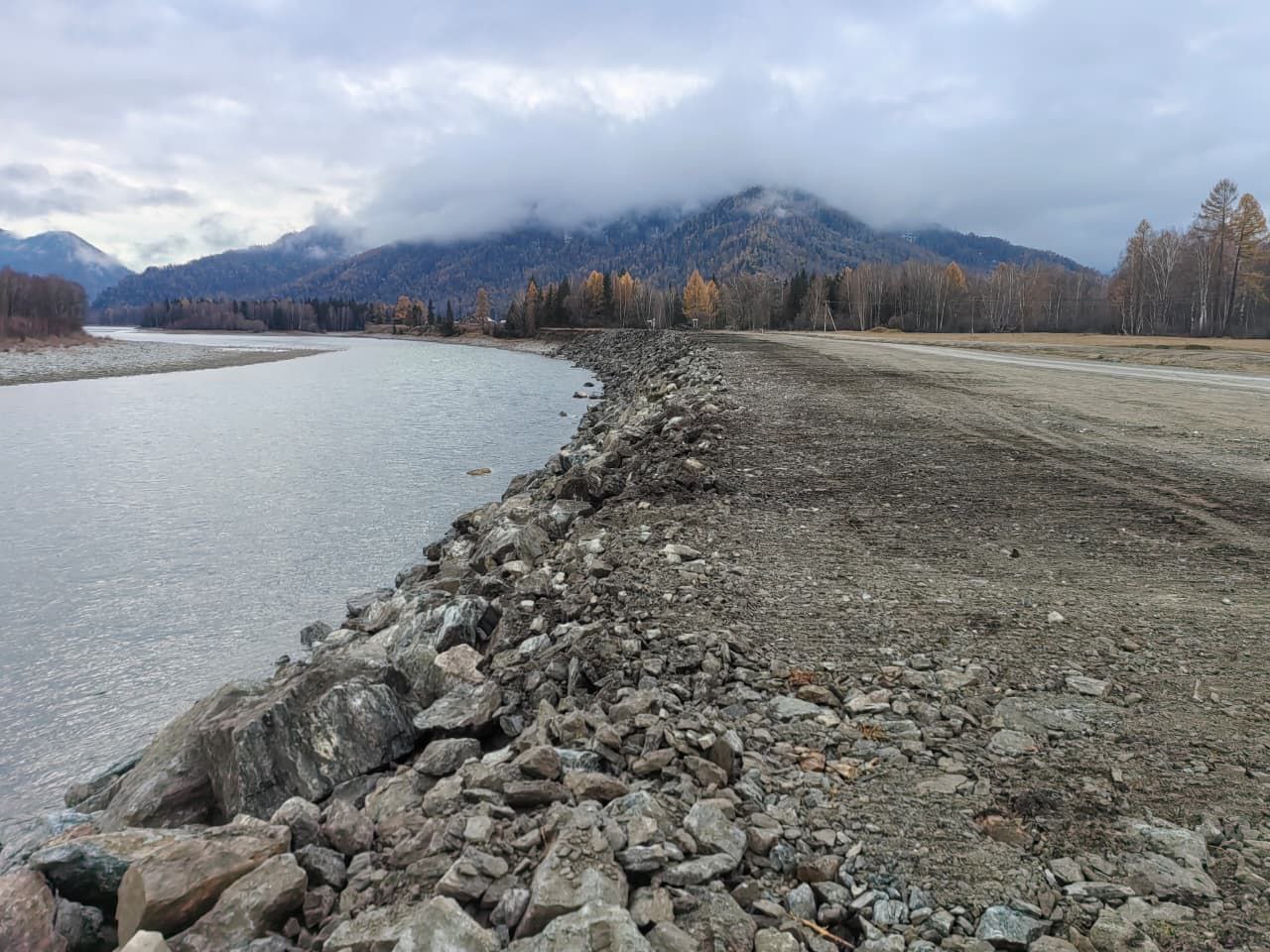 Сотрудники Горно-Алтайавтодора в этом году отремонтировали размытые и разрушенные участки автомобильной дороги вблизи с. Мараловодка Усть-Коксинского района