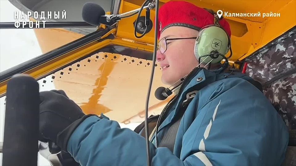 Подросток из Алтайского края Егор Рогов, чье желание полетать на сверхлегком самолете исполнил Владимир Путин, смог несколько минут сам управлять воздушным судном