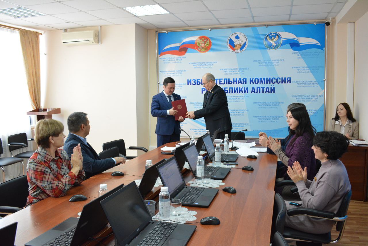 Эмиль Тюхтенев, заместитель Председателя Избирательной комиссии Республики Алтай награждён Почётной грамотой Центральной избирательной комиссии Российской Федерации Эмиль Тюхтенев, заместитель Председателя Избирательной комиссии Республики Алтай награждён Почётной грамотой Центральной избирательной комиссии Российской Федерации