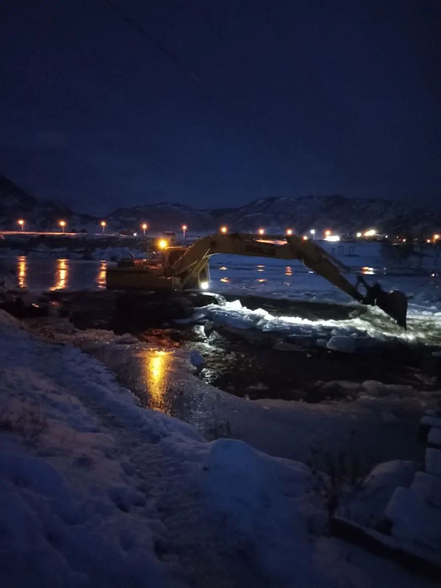 Затор наблюдается на реке Урсул в районе Олимпийского моста в Онгудае, из-за этого поднимается уровень реки, имеется угроза подтопления жилых домов Затор наблюдается на реке Урсул в районе Олимпийского моста в Онгудае, из-за этого поднимается уровень реки, имеется угроза подтопления жилых домов