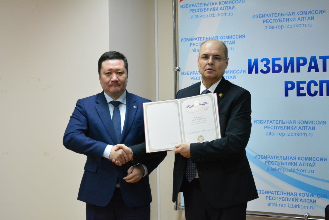 Эмиль Тюхтенев, заместитель Председателя Избирательной комиссии Республики Алтай награждён Почётной грамотой Центральной избирательной комиссии Российской Федерации Эмиль Тюхтенев, заместитель Председателя Избирательной комиссии Республики Алтай награждён Почётной грамотой Центральной избирательной комиссии Российской Федерации